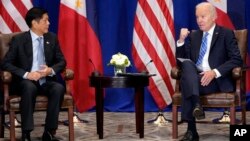 Tổng thống Hoa Kỳ Joe Biden (phải) gặp Tổng thống Philippines Ferdinand Marcos Jr. vào ngày 22 tháng 9 năm 2022, tại New York.