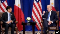 拜登总统2022年9月22日在纽约联合国大会期间会晤菲律宾总统费尔迪南德·小马科斯。（美联社）