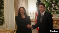 Wakil Presiden AS Kamala Harris dan Perdana Menteri Jepang Fumio Kishida berjabat tangan di wisma negara Istana Akasaka di Tokyo, Jepang, 26 September 2022.(REUTERS/Leah Millis/Pool)