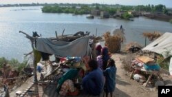 Warga yang rumahnya terendam banjir mengungsi ke pinggir-pinggir jalan di Jamshoro, Provinsi Sindh, Pakistan, Jumat, 16 September 2022. (Foto: Pervez Masih/AP)