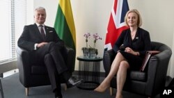 英国首相特拉斯与立陶宛总统吉塔纳斯·瑙塞达在纽约联合国总部举行双边会谈。（2022年9月20日）