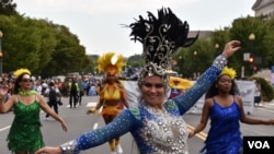 Los grupos de danzas folclóricas o representativas de los países latinoamericanos ponen color en Fieta DC, como esta representación del Brasil. (Foto VOA / Tomás Guevara)