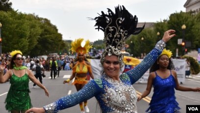 Los grupos de danzas folclóricas o representativas de los países latinoamericanos ponen color en Fieta DC, como esta representación del Brasil. (Foto VOA / Tomás Guevara)