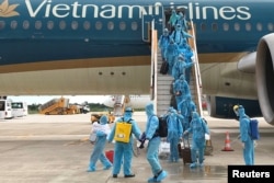 Hành khách của một chuyến bay giải cứu tại sân bay Cần Thơ, 7/8/2020.