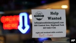 Un letrero de puestos vacantes en una pizzería en Highland Park, Illinois, el jueves 14 de julio de 2022. Las solicitudes de pagos por desempleo para la semana concluida el 17 de septiembre subieron por 5.000, a 213.000, dijo el Departamento de Trabajo. (AP Foto/Nam Y. Huh)