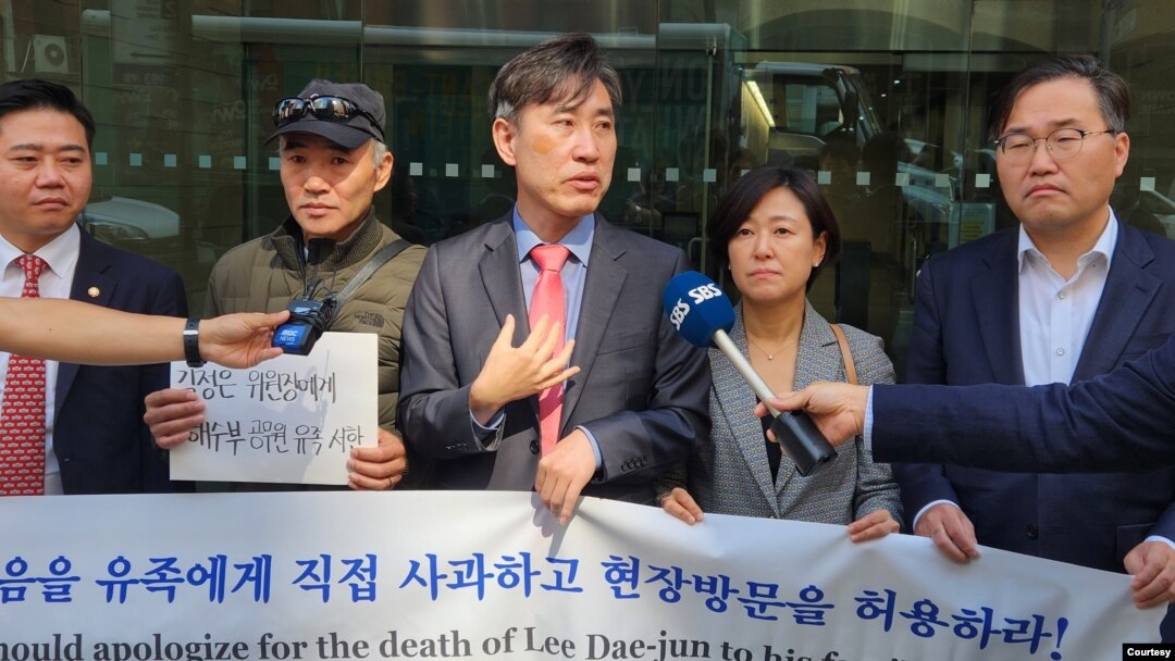 북한군에 피살된 한국 해양수산부 공무원 이대준 씨의 형 이래진(왼쪽 두번째) 씨와 하태경(가운데)·지성호(왼쪽) 한국 국회의원이 지난 16일 미국 뉴욕 주유엔 북한대표부 앞에서 사건 진상 규명을 촉구하고 있다. (자료사진=IPCNKR 한국 대표단 제공)