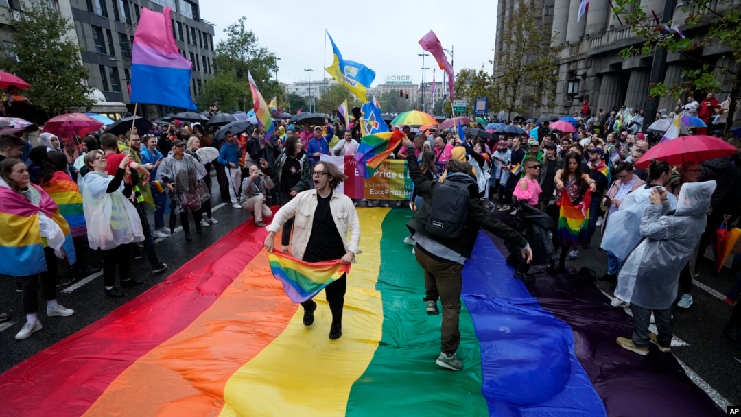 Belgrade's EuroPride March Goes on Despite Far-Right Protests, Arrests
