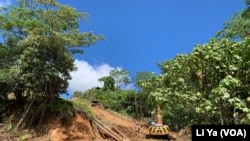 所羅門群島瓜達爾卡納爾省的金嶺金礦有限公司的排洩管道出現破裂後，員工正在對管道進行維修。（美國之音莉雅拍攝）
