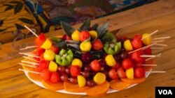 Jus de fruits, smoothies, salade de fruits, gâteaux de fruit et autres sont les délices qu'on peut savourer à Fruityfresh.