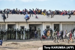 Les forces de sécurité kenyanes interviennent lors d'une bousculade à l'entrée du Moi International Sports Center Kasarani à Nairobi, Kenya, le 13 septembre 2022 avant la cérémonie d'investiture de William Ruto.