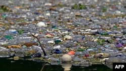 Se ven desechos de plástico, vidrio y otros materiales en el embalse de Cerron Grande en Potonico, El Salvador, el 9 de septiembre de 2022.