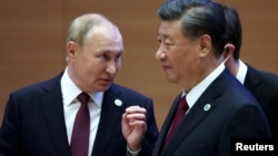 რუსეთის პრეზიდენტი ვლადიმირ პუტინი (მარცხნივ) და ჩინეთის პრეზიდენტი სი ძინპინი (მარჯვნივ) შანხაის თანამშრომლობის ორგანიზაციის სამიტის შეხვედრის წინ, უზბეკეთში. 16 სექტემბერი, 2022 წ.