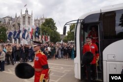 参与护灵的英国皇家卫队离开巴士到达国会大厦 (美国之音/郑乐捷)