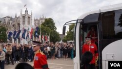 參與護靈的英國皇家衛隊離開巴士到達國會大廈。（攝影：美國之音鄭樂捷）