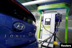 Mobil listrik Hyundai Motor IONIQ sedang diisi daya di stasiun pengisian listrik di Seoul, Korea Selatan, 11 Desember 2018. (Foto: Reuters)