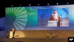 Pangeran Sultan bin Salman menceritakan pengalamannya sebagai orang Arab dan Muslim pertama yang menjelajah ke luar angkasa pada 1985 dalam Konferensi Luar Angkasa Global di Abu Dhabi, pada 8 Maret 2016. (Foto: AP/Aya Batrawy)