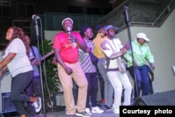 Umculi uLitshe labanye bakhe