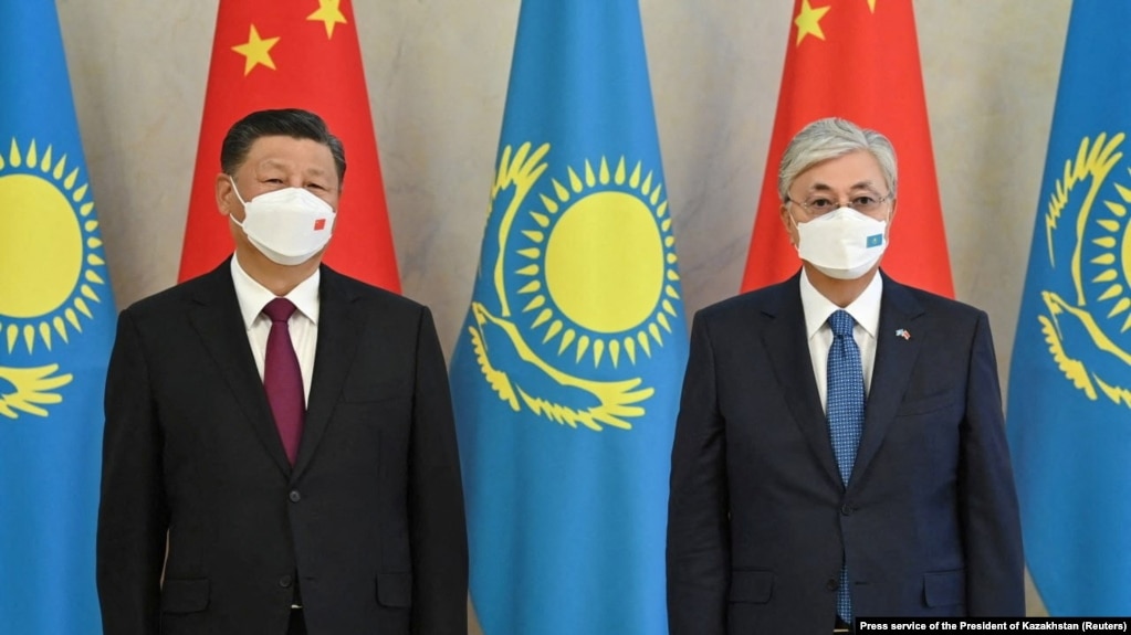 中国国家主席习近平和哈萨克斯坦总统托卡耶夫在哈萨克斯坦首都努尔苏丹会晤时合影。（2022年9月14日）(photo:VOA)