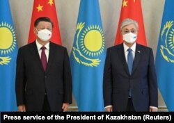 中国国家主席习近平和哈萨克斯坦总统托卡耶夫在哈萨克斯坦首都努尔苏丹会晤时合影。（2022年9月14日）