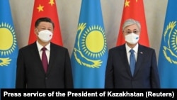 中国国家主席习近平和哈萨克斯坦总统托卡耶夫在哈萨克斯坦首都努尔苏丹会晤时合影。（2022年9月14日）