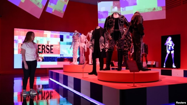 A gallery assistant looks at "K-pop - exporting hallyu to the world" during the press view of "Hallyu! The Korean Wave" exhibition at the V&A in London, Britain, September 21, 2022. (REUTERS/Tom Nicholson)