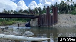 所罗门群岛金岭金矿公司的管道把废水排放到附近的一条河里。（美国之音莉雅拍摄）