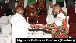 Joaquim Chissano, antigo Presidente da Frelimo (dir), entrega os símbolos do partido a Filipe Nyusi, reeleito presidente da Frelimo (esq)