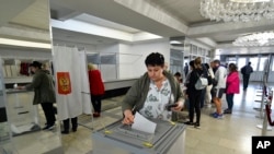 Warga di Sevastopol, Krimea antre guna memberikan suara dalam referendum untuk bergabung dengan Rusia (23/9).