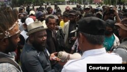 Masyarakat adat Lembah Grime Nawa menyampaikan aspirasinya terkait tanah adat di depan kantor Bupati Jayapura, pada 7 September 2022 (Courtesy: LBH Papua)