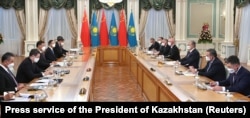 中国国家主席习近平和哈萨克斯坦总统托卡耶夫在哈萨克斯坦首都努尔苏丹举行会谈。（2022年9月14日）