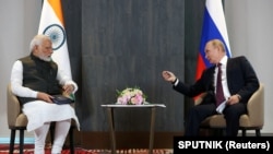 Indijski premijer Narendra Modi i ruski predsednik Vladimir Putin razgovaraju na marginama samita Šangajske organizacije za saradnju u Samarkandu, 16. septembra 2022.