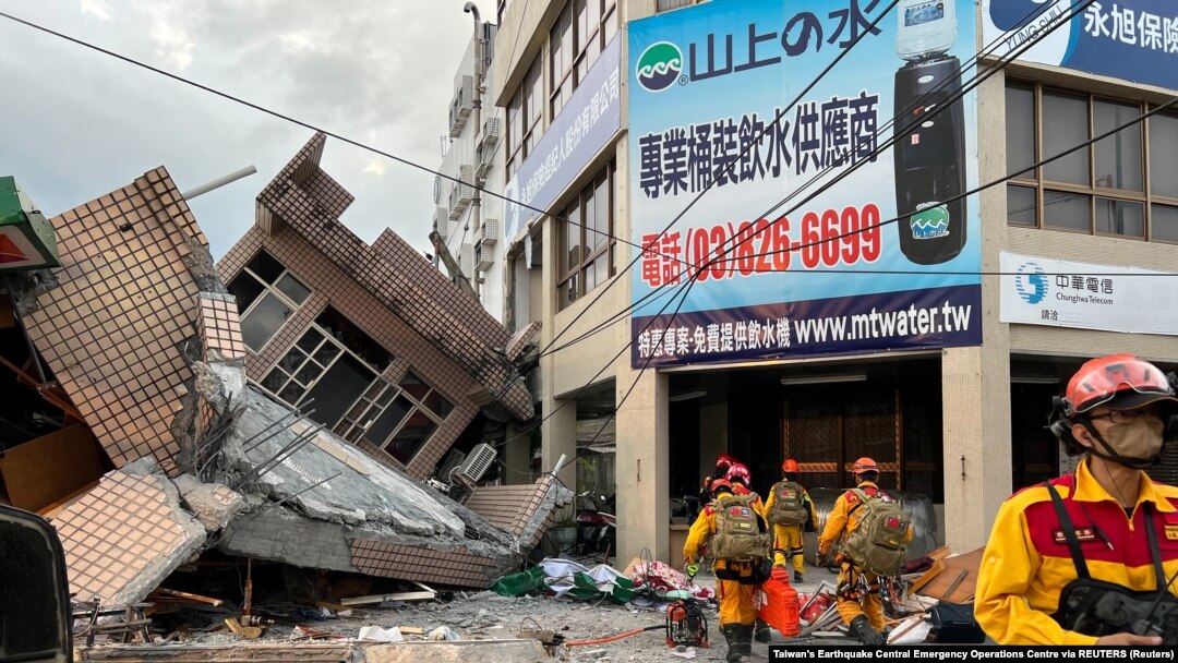 Petugas pemadam kebakaran bekerja di lokasi runtuhnya sebuah bangunan setelah gempa berkekuatan 6,8 SR, di Yuli, Kabupaten Hualien, Taiwan, 18 September 2022. (Foto: via REUTERS)