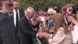 Մի կին համբուրել է թագավոր Չարլզի այտը, երբ նա ողջունում էր Բուքինգհեմյան պալատի առջև կուտակված ամբոխին_1.mov