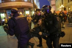 Russian police officers detain a protester during an unsanctioned rally, after opposition activists called for street protests against the mobilization of reservists ordered by President Vladimir Putin, in Moscow, Sept. 21, 2022. (REUTERS)