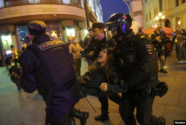 Russian police officers detain a protester during an unsanctioned rally, after opposition activists called for street protests against the mobilization of reservists ordered by President Vladimir Putin, in Moscow, Sept. 21, 2022. (REUTERS)