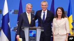 FILE - Finland's Foreign Minister Pekka Haavisto, left, Sweden's Foreign Minister Ann Linde, right, and NATO Secretary-General Jens Stoltenberg attend a media conference in the NATO headquarters in Brussels, July 5, 2022. 
