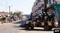 ARCHIVES - Des agents de la police malienne dans une rue de Bamako, au Mali, le 8 décembre 2018.