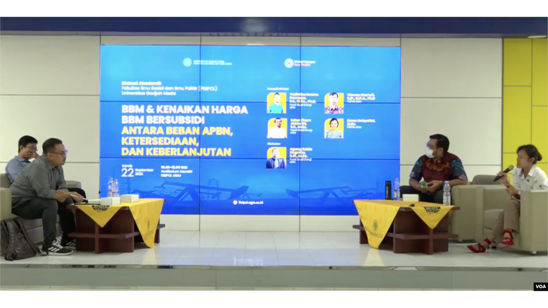 Diskusi BBM dan Kenaikan Harga BBM Bersubsidi antara beban APBN, Ketersediaan dan Keberlanjutan di Yogyakarta,Kamis (22/9). (VOA/Nurhadi)Diskusi BBM dan Kenaikan Harga BBM Bersubsidi antara beban APBN, Ketersediaan dan Keberlanjutan di Yogyakarta,Kamis (2