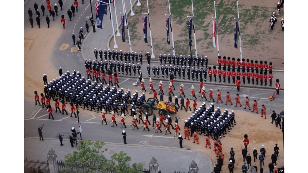Anggota angkatan bersenjata berbaris selama prosesi pemakaman Ratu Elizabeth II di London, 19 September 2022.