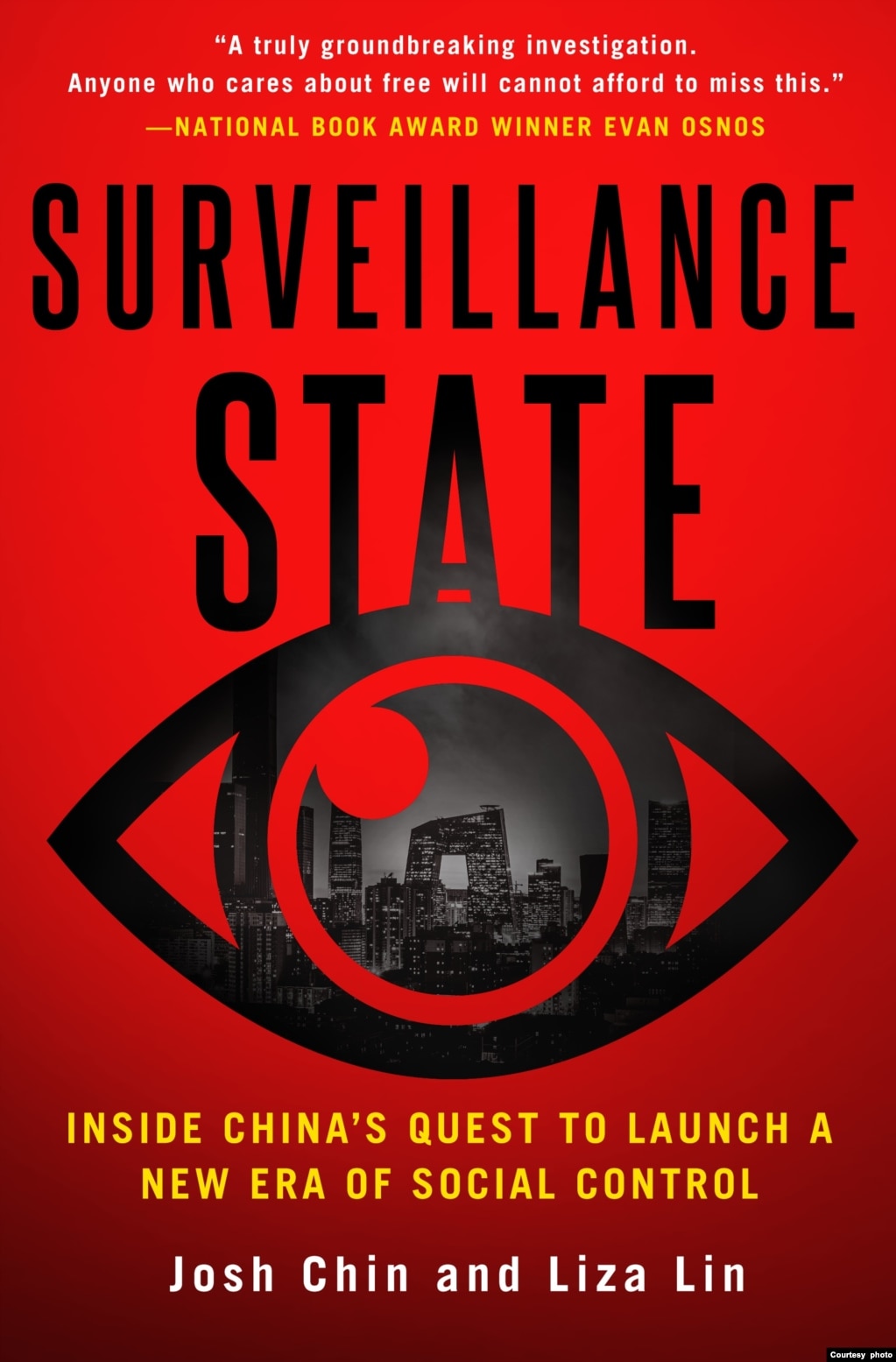 《监控国家：中国寻求开启社会控制新时代的内幕》一书的封面。（圣马丁出版社提供）Front cover: Surveillance State by Josh Chin and Liza Lin.(photo:VOA)