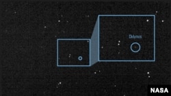Αυτή η εικόνα δείχνει φως από τον αστεροειδή Δίδυμο και το φεγγάρι Δήμορφος σε τροχιά.  Είναι ένας συνδυασμός 243 εικόνων που τραβήχτηκαν από την κάμερα αναγνώρισης Didimos και την Asteroid Camera for Optical Navigation (Draco) στις 27 Ιουλίου 2022. (Πιστώσεις εικόνας: NASA JPL DART Navigation Team)
