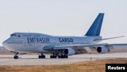 El Boeing 747 de la aerolínea venezolana Emtrasur Cargo, en el aeropuerto internacional de Córdoba, Ambrosio Taravella, en Córdoba, Argentina, el 6 de junio de 2022. 