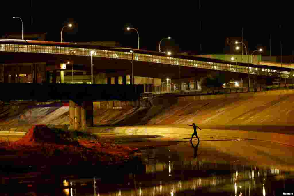 An asylum-seeking migrant crosses the Rio Bravo River to turn himself in to U.S Border Patrol agents to request asylum in El Paso, Texas, U.S., as seen from Ciudad Juarez, Mexico, Sept. 22, 2022. 