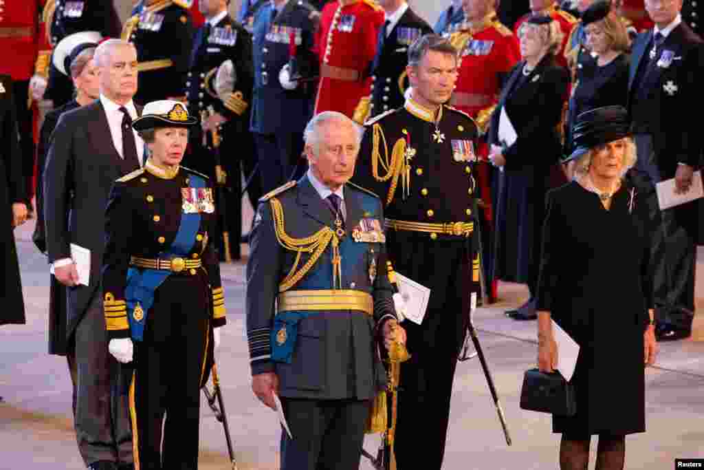 El rey Carlos III de Reino Unido aparece junto a Camila la reina consorte (der.) y Ana, la princesa real con Sir Timothy Laurence y el príncipe Andrés, duque de York, asisten a la recepción del ataúd de la reina Isabel en Westminster Hall en Londres, el 14 de septiembre. 2022.