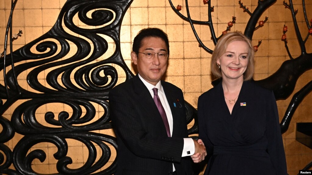 Thủ tướng Anh Liz Truss (phải) và Thủ tướng Nhật Bản Fumio Kishida bắt tay trước cuộc gặp song phương tại một nhà hàng Nhật Bản trong chuyến thăm Mỹ để tham dự Đại hội đồng LHQ lần thứ 77, New York, Hoa Kỳ, ngày 20 tháng 9 năm 2022.