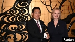 기시다 후미오 일본 총리(왼쪽)와 리즈 트러스 영국 총리가 20일 유엔 총회가 열리는 뉴욕에서 회담했다.
