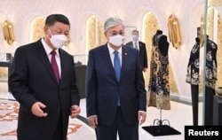 រូបឯកសារ៖ ប្រធានាធិបតីកាហ្សាក់ស្ថានលោក Kassym-Jomart Tokayev (ស្ដាំ) និង​ប្រធានាធិបតី​ចិន​លោក Xi Jinping ធ្វើ​ទស្សនកិច្ច​នៅ​កន្លែង​តាំង​ពិព័រណ៍​មួយ​នៅ​ក្រុង​ Nur-Sultan​ ប្រទេស​កាហ្សាក់ស្ថាន ថ្ងៃទី ១៤ ខែកញ្ញា ឆ្នាំ២០២២។ (Press service of the President of Kazakhstan/Handout via Reuters)