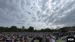 群眾在倫敦海德公園內從大屏幕電視觀看現場直播西敏寺大教堂的國葬儀式。（攝影：美國之音鄭樂捷）