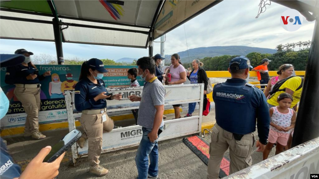 Hoy sobre el puente internacional pasaron camiones con carga y se estrecharon las manos el presidente de Colombia y altos funcionarios de Venezuela.