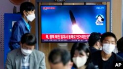 25일 한국 서울역에 설치된 TV에 북한의 탄도미사일 발사 뉴스가 나오고 있다.